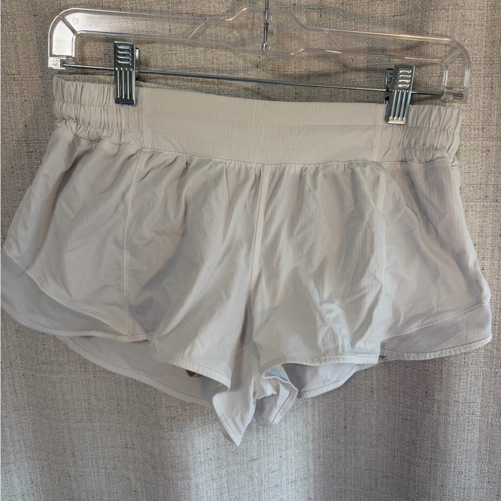 White lululemon hotty hot shorts 2.5”